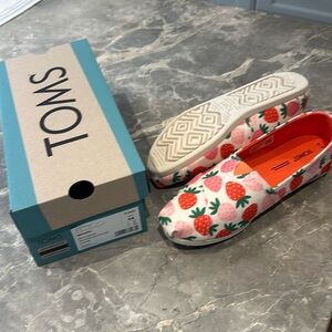 TOMS brand new Alpargata strawberry printed canvas shoes size 7.5